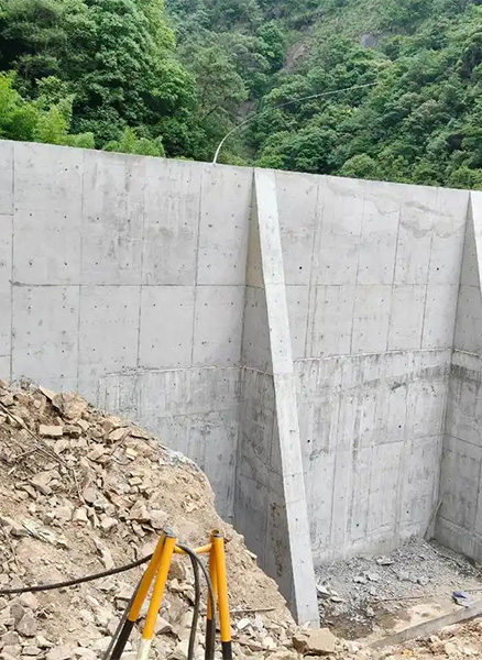 荷泽东明县重力式挡土墙